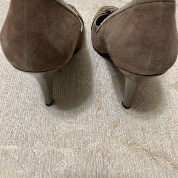 BANDOLINO SUEDE AND PATENT LEATHER PUMP IN TAUPE - Picture 3 of 7